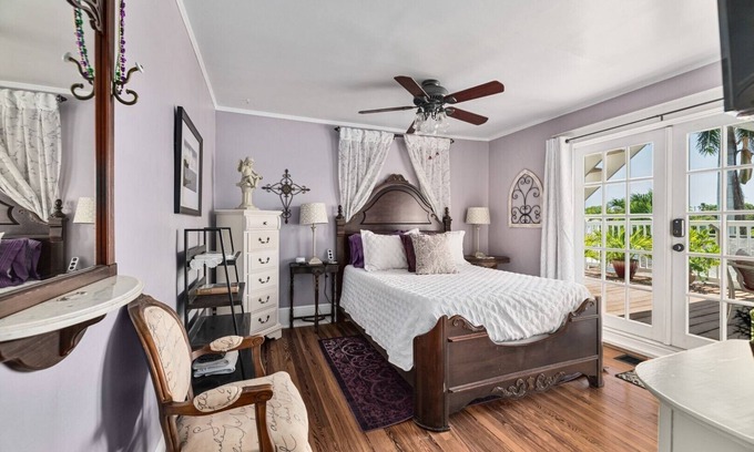 Historic Downtown Melbourne Bed & Breakfast | Crane Creek Inn Ibis Room: Waterfront Pool B&B