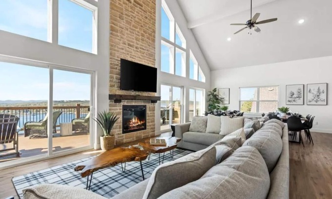 Kimberling City House | Crane’s Nest-Year Round Private Pool & Hot Tub