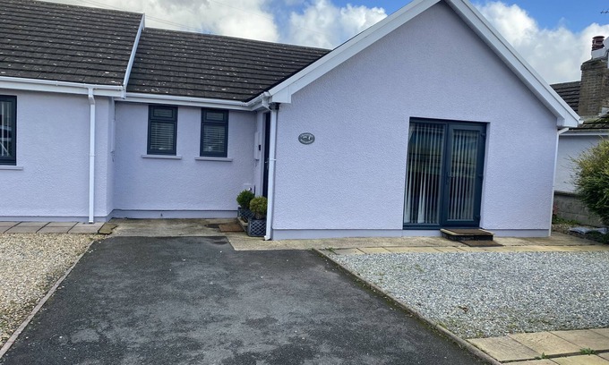 Hundleton Apartment | CRANFORD COTTAGE, pet friendly, with a garden in Pembroke