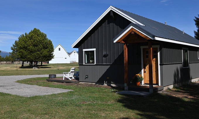 Fort Klamath Cabin | Crater Lake Cattle Company Ranch Cabin 1 King bed with ensuite bathroom