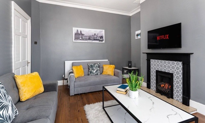 Liverpool House | Crawford Avenue Retreat