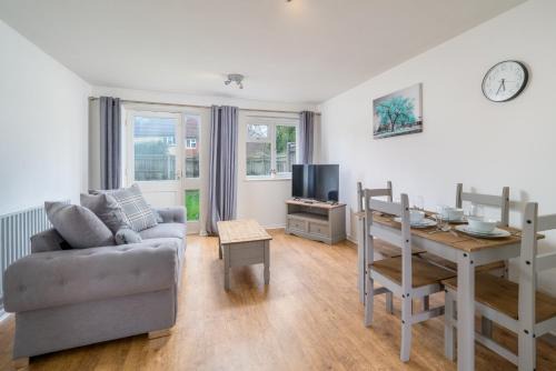Maidenbower Apartment | Crawley Atkinson Pet Friendly 1-Bedroom Apartment