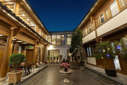 Dayan Old Town House | Crazy Stone Inn