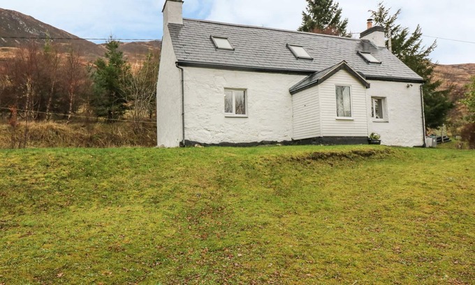 Sallachy Cottage | CREAG MHOR COTTAGE, family friendly, with open fire in Dornie