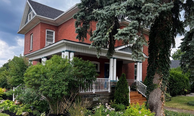 Kincardine House | Creative Retreat & Walk to the Beach!