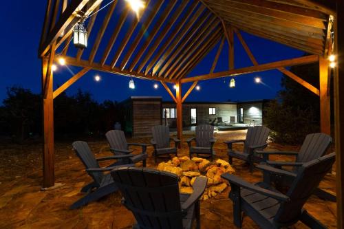 Johnson City House | Creator Cabin - Retreat for 8