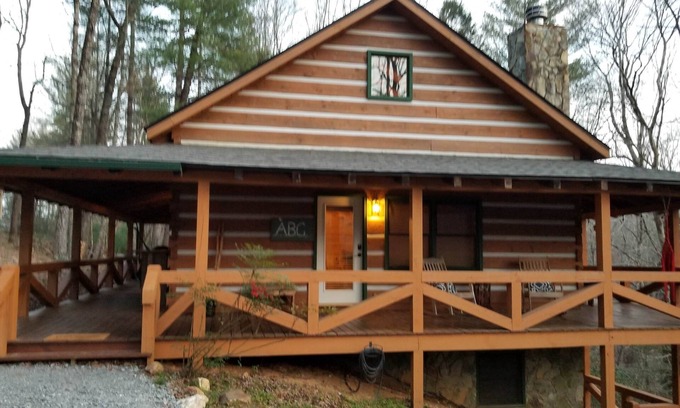 Dial Cabin | Creek!3BR3BA+Loft/!GameRoom!Slps 9!Wrap Around Deck!