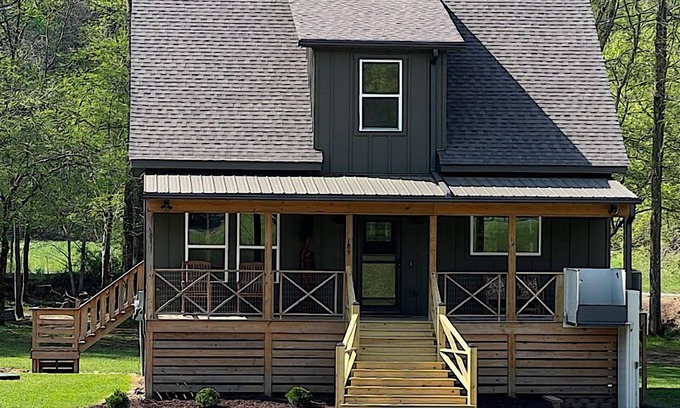 Hayesville Cabin | Creek Front and Gorgeous Mountain View’s, Fishing, Tubing, WiFi