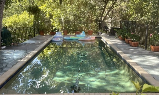 Wood Island Cottage | Creek Side Cottage near Lake Austin