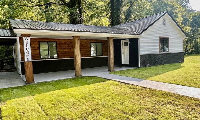 Borderland House | Creek View Retreat 3 Bedroom- 2 Full Bathroom. Cozy home