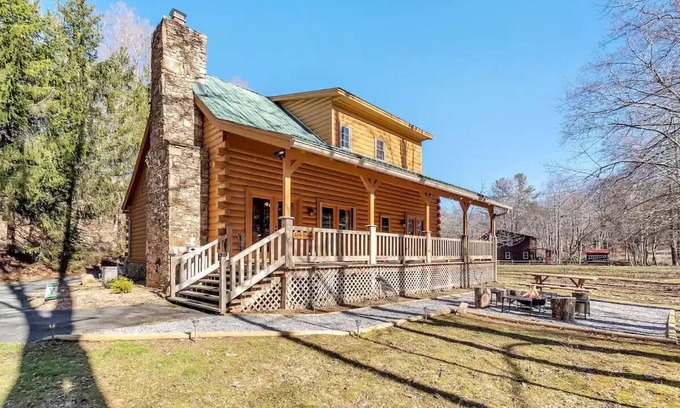 Maggie Valley Cabin | Creekfront in the Heart of Maggie Valley