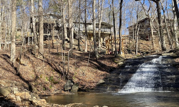 Jasper House | Creekside 2 BR overlooking waterfall and golf course
