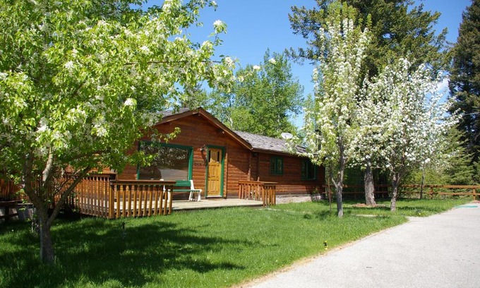 East Kootenay House | Creekside Cabin