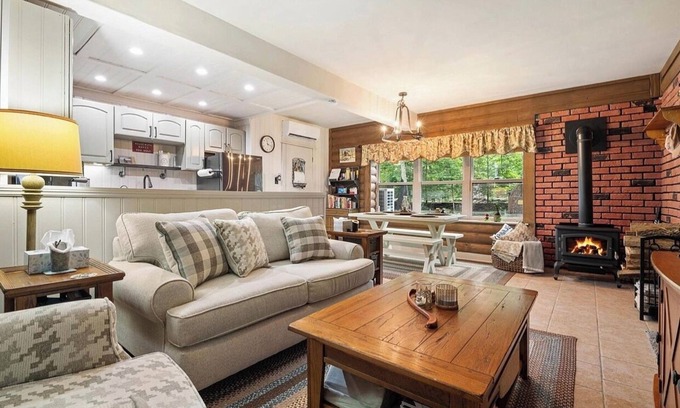 East Stroudsburg House | Creekside cabin home ENJOY PEACE/BEAUTY in LUXURY with quality bedding&MUCH MORE