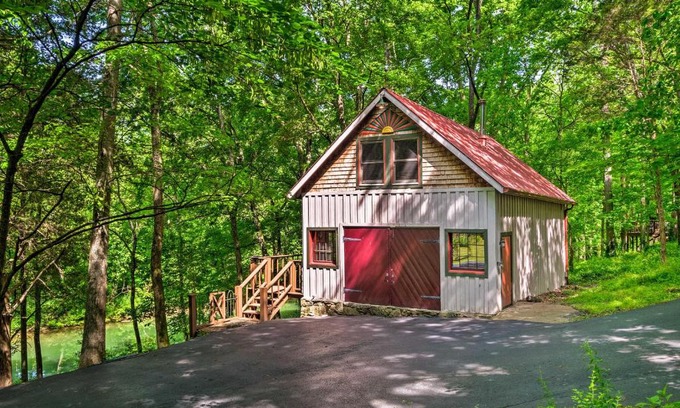 Halfway House | Creekside Cabin about 10 Mi from Bowling Green!