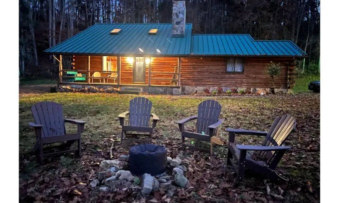 Pearisburg Cabin | Creekside Cabin in the Mountains