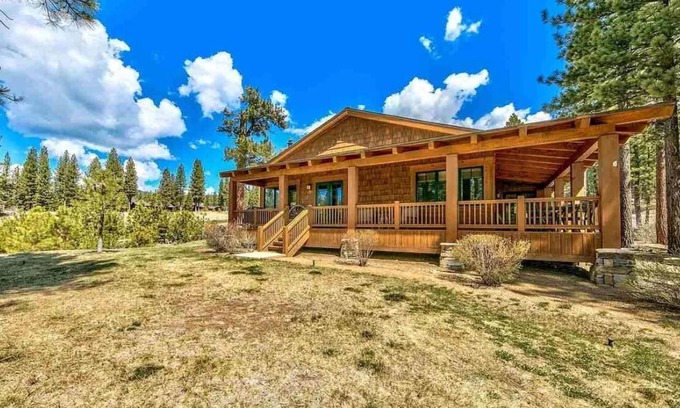 Grizzly Ranch House | Creekside Cabin on 9th hole of Grizzly Ranch Golf Club