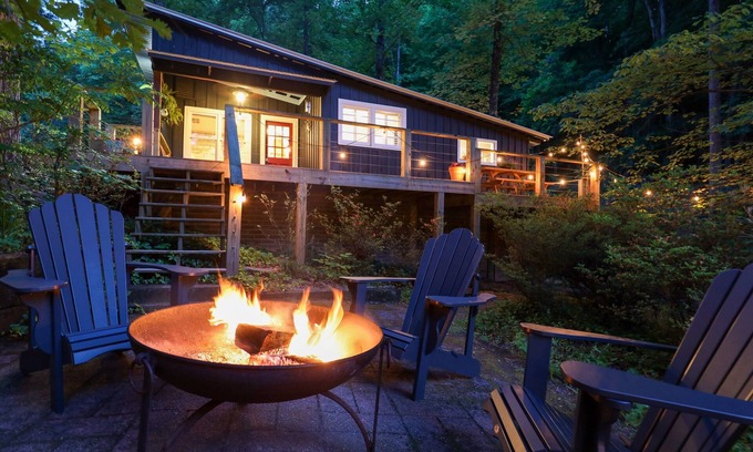 Clayton House | Creekside Cabin - Walk to Downtown