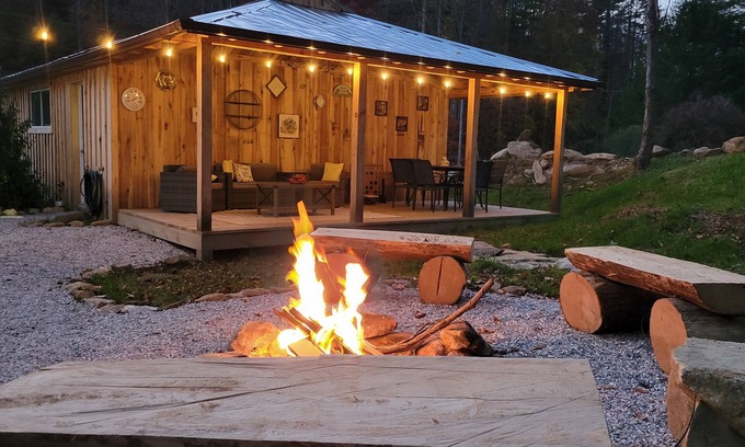 Aquone Cabin | Creekside Cottage –Pool Table, Firepit & Pet-Friendly in the Nantahala Mountains