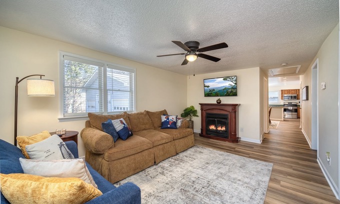 Pisgah Forest House | Creekside Cottage only 1 Mile from Pisgah National Forest!