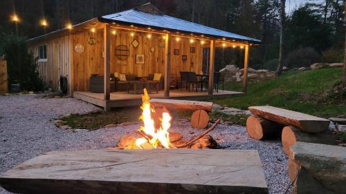Aquone House | Creekside Cottage - Your Perfect Mountain Getaway!