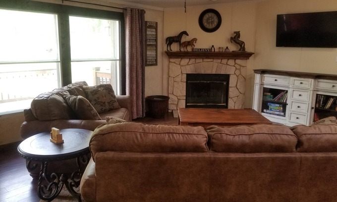 Conroe House | Creekside Country Retreat, Spacious country living on 1 acre in the country.