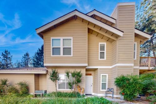 Bass Lake House | Creekside & Cozy