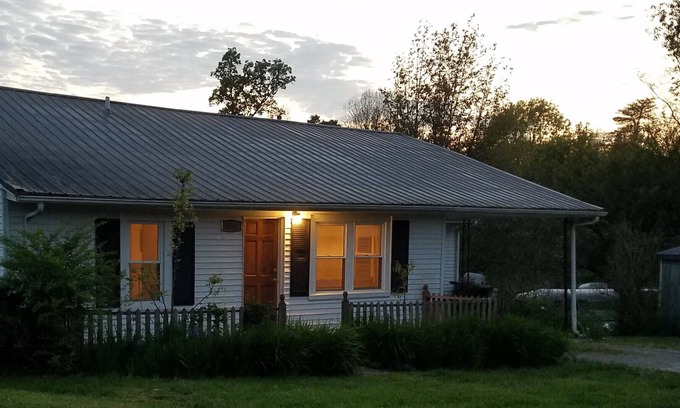 Cookeville Other | Creekside Farm House, 4 Brms, 2 Ba, screened porch, 3.5 miles to Cummins Falls