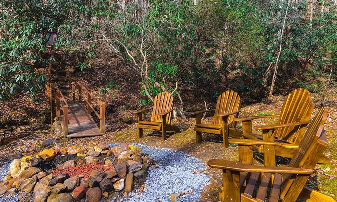 Ellijay House | ⭐️Creekside Firepit l 3.5 Acres l Wood Burning Stove l Dog Friendly