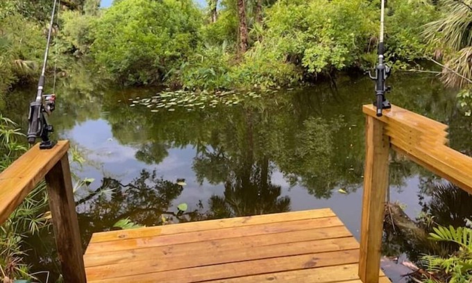 Alva House | Creekside Getaway in Naturen