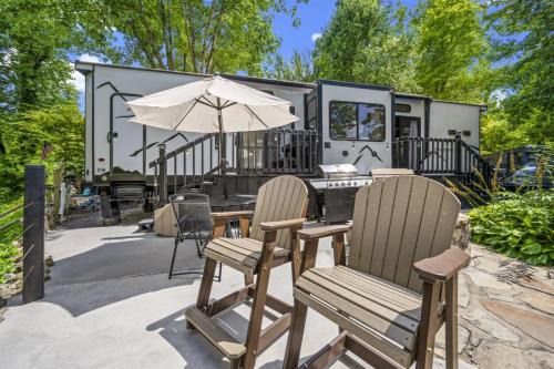 Gatlinburg - Pigeon Forge House | Creekside Glamping Resort- Fishing Pond, Mini Golf, Game Room, Pet Friendly