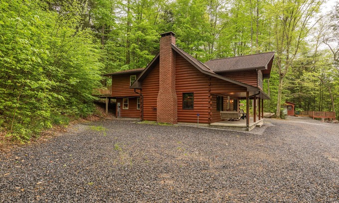 Reedsville Cabin | Creekside Hideaway, sleeps 9-10, gorgeous and private setting.