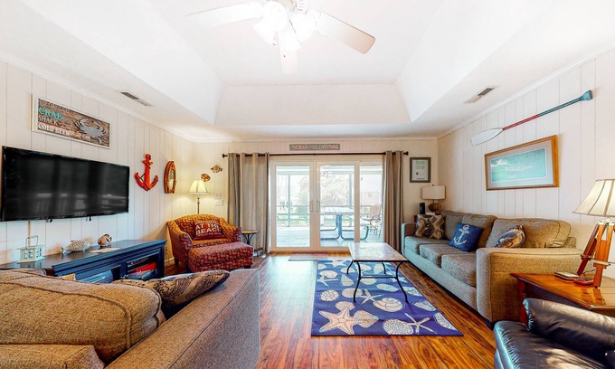 Edisto Island House | Creekside Home w/ Screened Porch, Deck, WiFi - 1 Block to Beach, Near Dining!