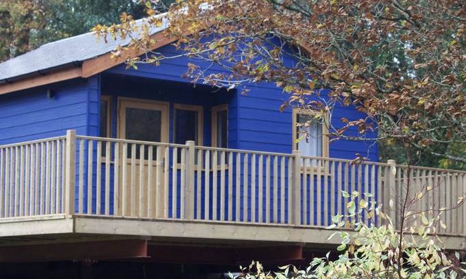 Fivelanes Cabin | Creekside Lodge Bathpool, overlooking river in Cornwall