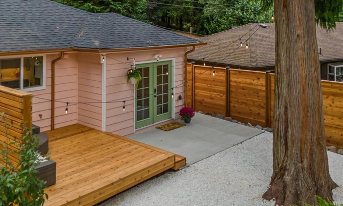Lake Forest Park Cottage | Creekside Luxury Oasis King Bed, Wifi & AC