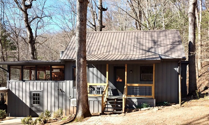 Rabun Gap Cabin | Creekside Peaceful Cabin - Dog Friendly!