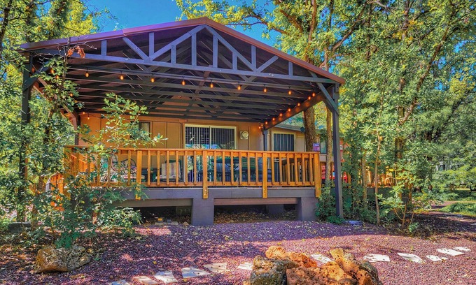 Pinetop-Lakeside Cabin | Creekside Retreat - Charming Cabin w/Deck, A/C, Firepit, & Billy Creek View