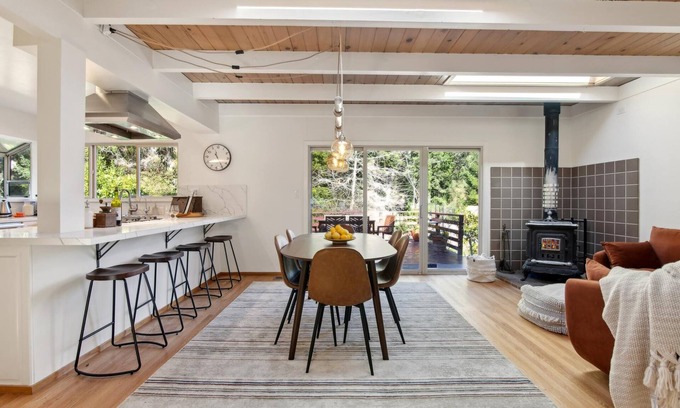 Park Pacifica House | Creekside Retreat~Min to Beach~Hot Tub~Hidden Creek