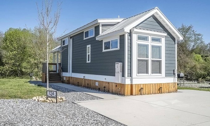 Morganton House | Creekside Tiny Home - 10 Minutes to Blue Ridge