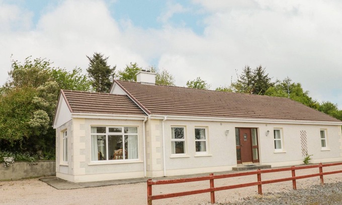Portnablagh Cottage | CREESLOUGH VIEW, pet friendly in Creeslough, County Donegal
