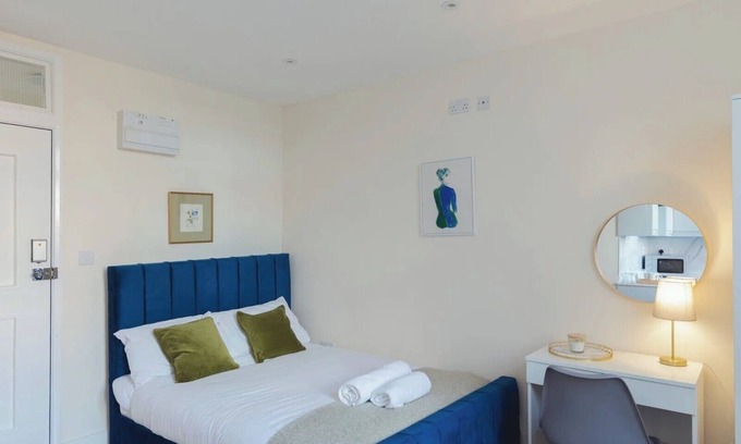 High Wycombe Apartment | Crendon House Cosy Studio - Sleeps 2 & Kitchen