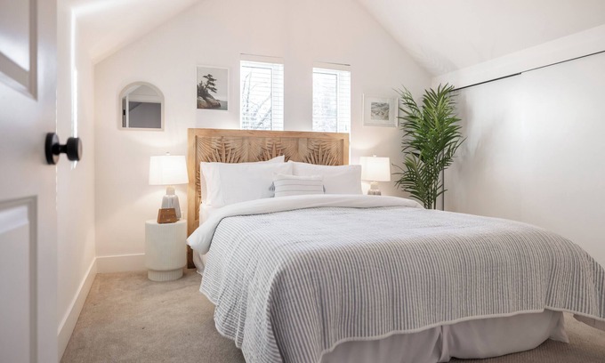 Crescent Beach Cottage | Crescent Heights Laneway Cottage