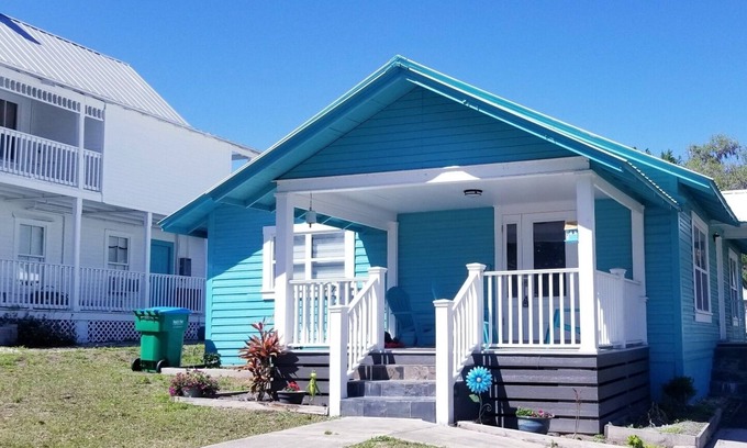 Crescent City House | Crescent Lake View in Quaint Downtown Crescent City