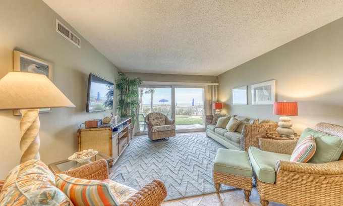 Crescent Beach Apartment | Crescent Sandpiper 116 Island Life