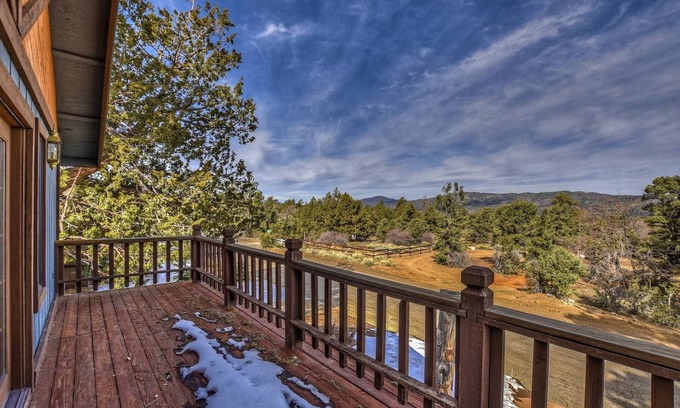 Upper Moonridge Cabin | Crescenta Plains by Destination Big Bear : Upper Moonridge Cabin Walking Distance to Hiking! Fenced Yards for Pets!
