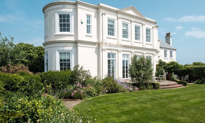 Aldeburgh Cottage | Crespigny House - sleeps 8 guests in 4 bedrooms