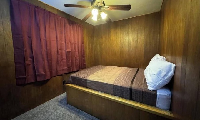 Crestline Apartment | Crest Lodge Historic Mountain Inn - Silverwood