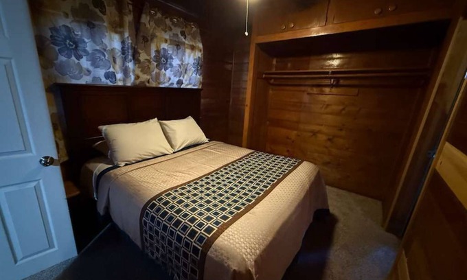 Crestline Cabin | Crest Lodge Historic Mountain Inn - ArrowBear