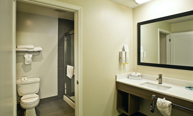 Cuernavaca Apartment | Crestview | Vibrant Room + Business Center