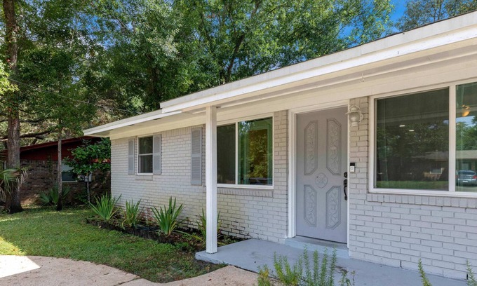 Mary Esther House | Crestwood | Dog Friendly, Grill, Pong, & Beach!